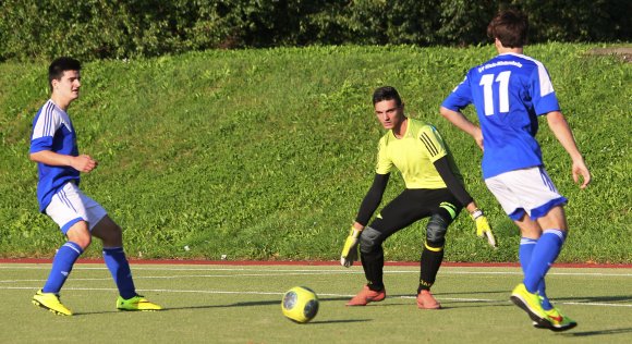 Dass Oliver Kubis (l.) am Sonntag den Ball auf Niclas Himioben querlegt, ist ausgeschlossen: 16-Tore-Mann Himioben wird dem SV Klein-Winternheim im Spitzenspiel gegen die SG Harxheim/Gau-Bischofsheim fehlen.