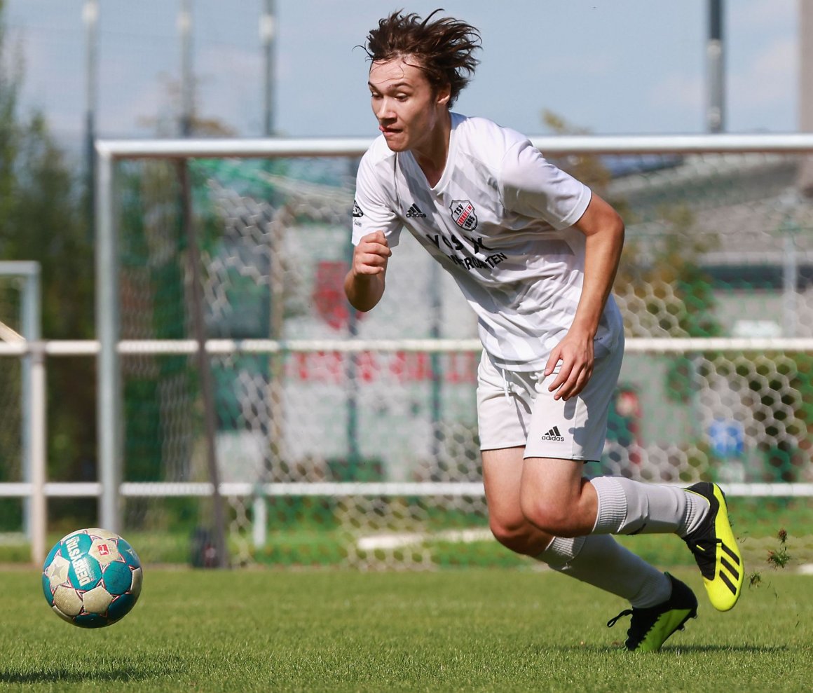 Der Zornheimer Luis Spang erzielte mit dem Strafstoß zum 1:0 in Bretzenheim sein 15. Saisontor.