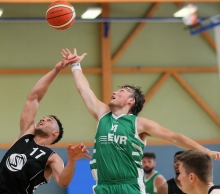 In der vorvergangenen Saison setzte sich Julian Lexa (l.) mit dem VfL Bensheim im Halbfinale um den Aufstieg in die Erste Regionalliga gegen die DJK Nieder-Olm durch. Ab sofort trägt der Center das ASC-Trikot.