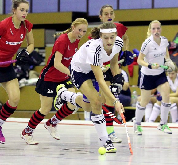 Nicht zu halten: Als Verteidigerin aufgestellt, tauchte Julia Brüning immer wieder vor dem gegnerischen Tor auf, erhöhte so zusammen mit den Stürmerinnen den Druck auf das Frankfurter Tor und erzielte wie nebenbei zwei technisch anspruchsvolle Treffer.