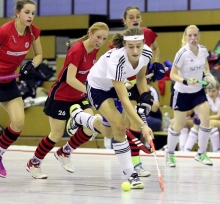 Nicht zu halten: Als Verteidigerin aufgestellt, tauchte Julia Brüning immer wieder vor dem gegnerischen Tor auf, erhöhte so zusammen mit den Stürmerinnen den Druck auf das Frankfurter Tor und erzielte wie nebenbei zwei technisch anspruchsvolle Treffer.