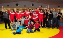 Das gab's noch nie: Sportler, Trainer, Funktionäre und Nachwuchs des ASV Mainz 88 feierten den Aufstieg der Zweiten Mannschaft in die Zweite Liga.