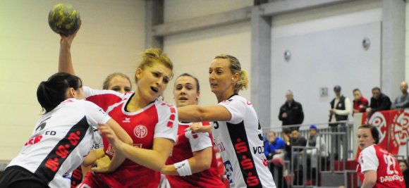 Die 05erinnen (hier: Christine Maric) taten sich schwer, sich gegen die Neckarsulmer Deckung durchzusetzen.