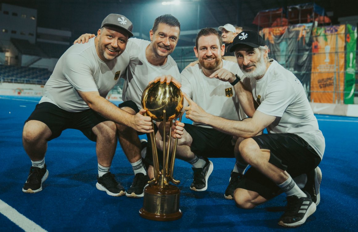 Tobias Jordan (2.v.r.) nach dem Titelgewinn mit der U-21-Nationalmannschaft in Kuala Lumpur im Kreis des Trainerteams aus (v. l.) Omar Schlingemann, Rein van Eijk und Russell Garcia...