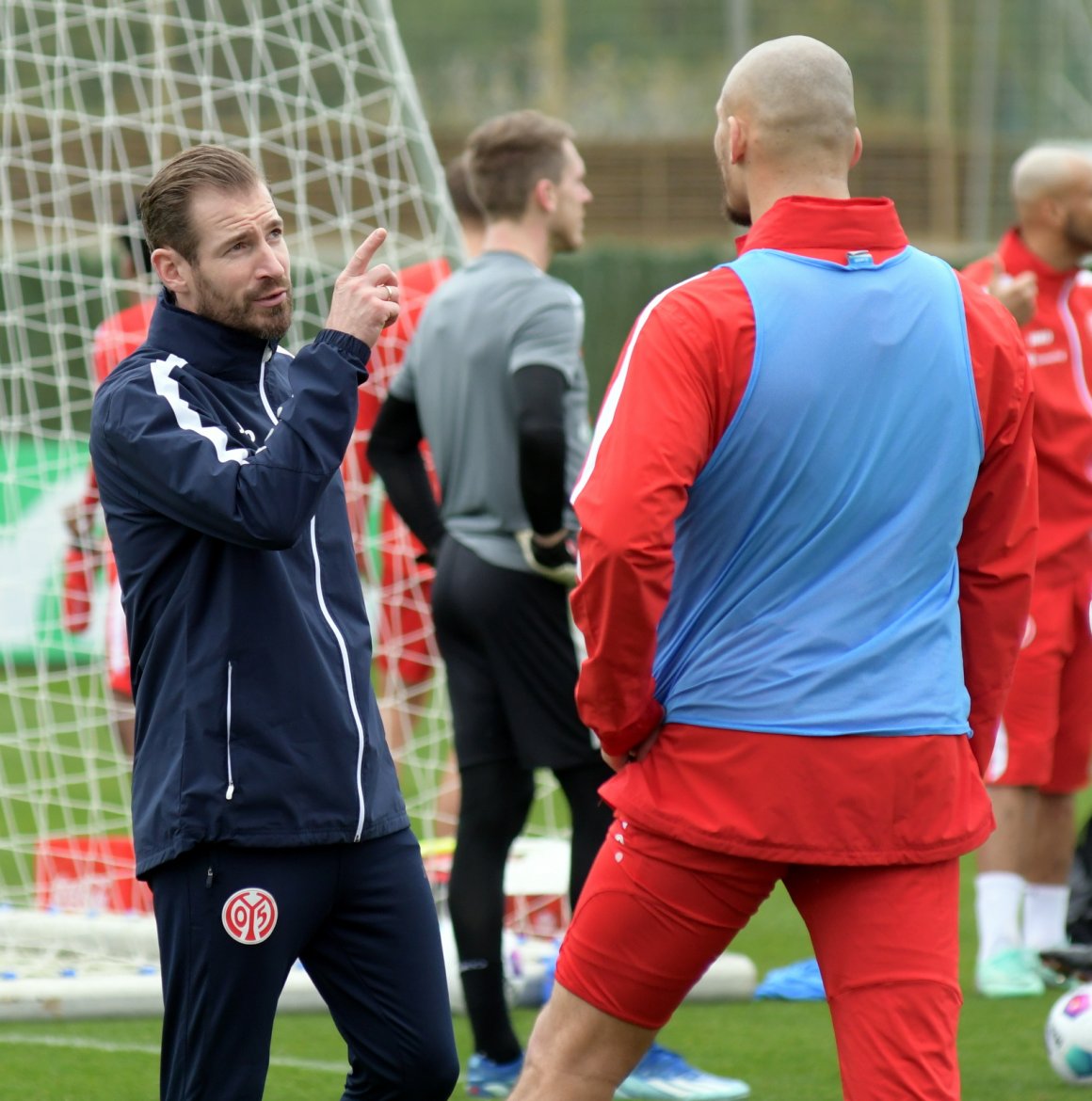 Kurze Einzelgespräche führt Jan Siewert auch auf dem Platz, hier mit Ludovic Ajorque.