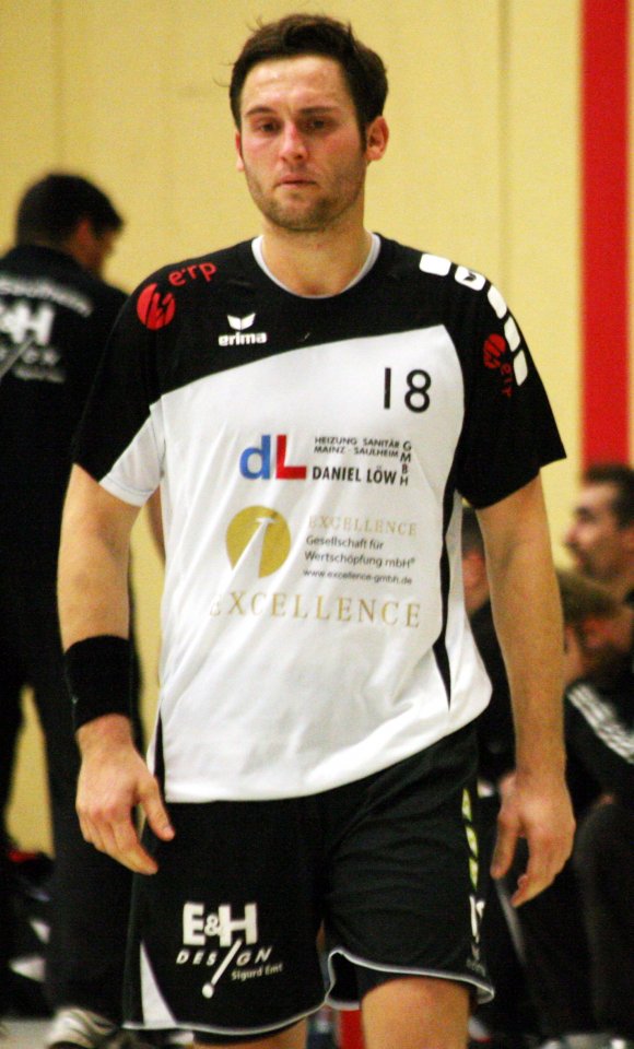 Mathias Konrad sah nach dem Spiel in Zweibrücken nicht mehr ganz so unversehrt aus, wie ihn die Zuschauer vom jüngsten Heimspiel mit der SG Saulheim in Erinnerung haben. Eine Platzwunde hinderte ihn aber nicht daran, in der zweiten Halbzeit wieder mitzumischen.