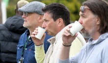 Abwarten und Kaffee trinken: Während der Trainingseinheiten in Marbella waren 05-Sportvorstand Christian Heidel (M.) und Sportdirektor Martin Schmidt (r.) ebenso aufmerksame Beobachter wie „Kicker“-Redakteur Michael Ebert.