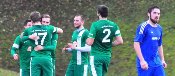 Sechsmal hatten die Marienborner im Derby gegen die TSG Bretzenheim 46 Grund zum Jubeln - nach fünf Toren und nach dem Schlusspfiff. Dreimal durfte sich Dennis Ritz als Toschütze drücken lassen, wie hier nach dem 2:0 von Passgeber Eric Galinski.