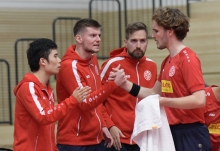 Noch gehören sie der Ersten Liga an und wollen dort möglichst viele Punkte holen: (v.l.)  Li Yongyin, Rares Sipos, der Sportliche Leiter Tomasz Kasica und Luka Mladenovic.