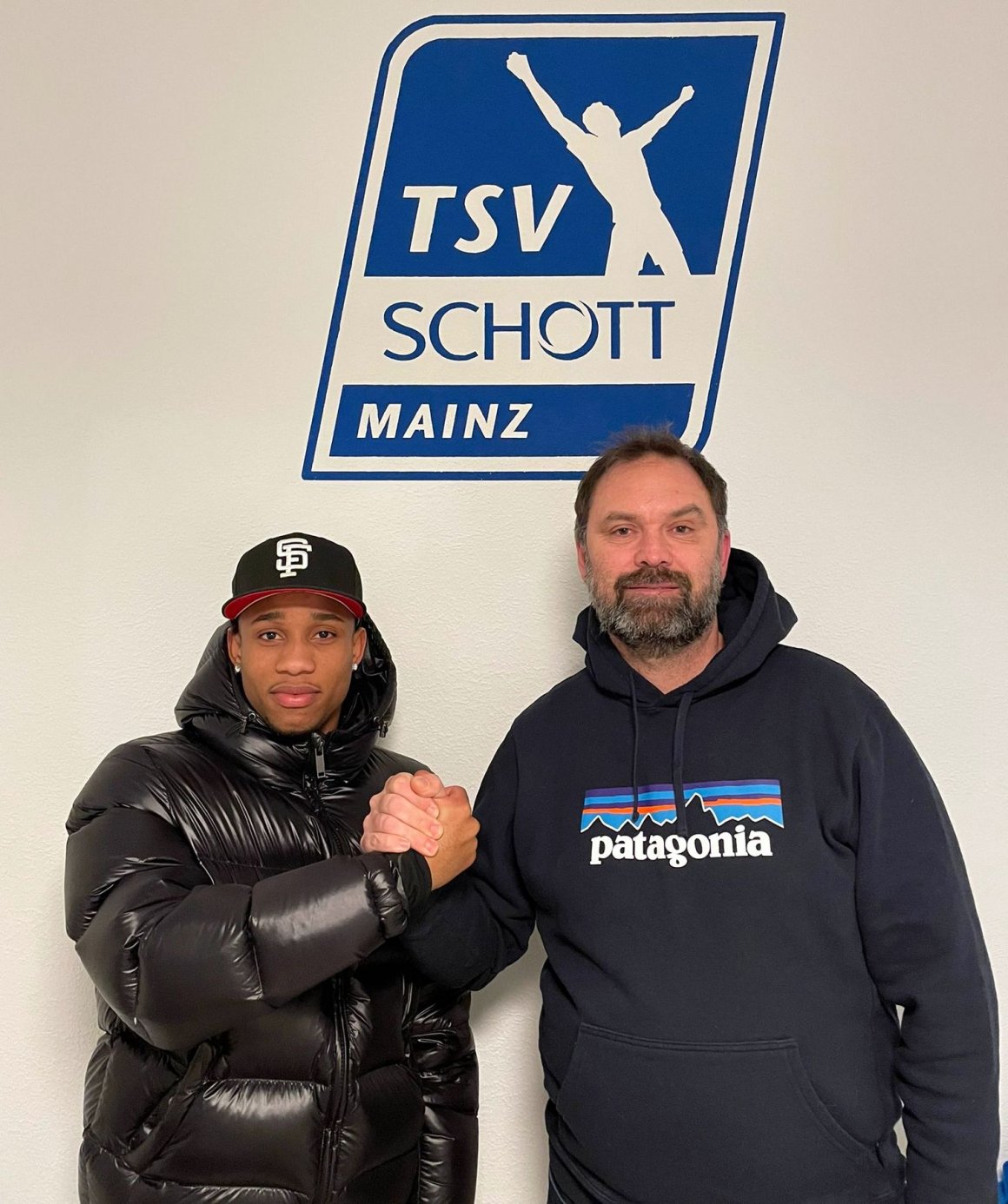 Haben sich auf einen Eineinhalbjahresvertrag geeinigt: Schott-Neuzugang Robin Rosenberger und der Sportliche Leiter des Klubs, Sascha Meeth.