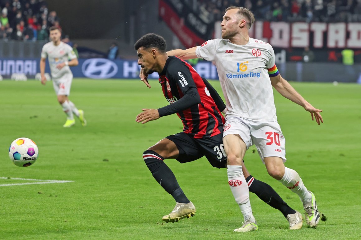 Silvan Widmer (r., hier gegen Ansgar Knauff) besaß kurz vor der Pause die einzige Mainzer Torchance.