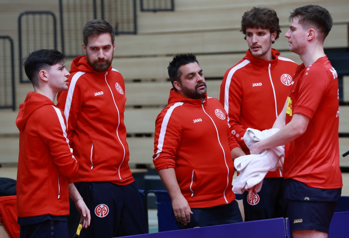 Nach den Siegen gegen den 1.FC Saarbrücken und die TTF Ochsenhausen trauen sich die 05er (v.l. Carlo Rossi, Manager Tomasz Kubica, Trainer Felix Schmidt-Arndt, Luka Mladenovic und Rares Sipos) auch einen Erfolg in Grenzau zu.