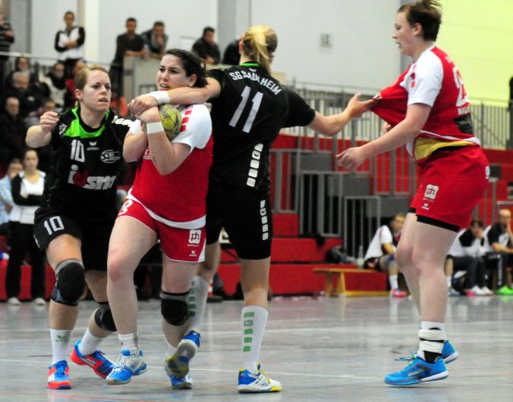 Die Saulheimerin Mira Kleinfelder (Nr. 11)  versucht sich im Multi-Tasking und hält sowohl Hanna Dankwardt (r.) als auch Anna-Lena Kempf im Griff. So lässt sich freilich ein Gegner nicht aufhalten, der FSV Mainz 05 II setzte sich gegen die SG Saulheim denn auch überdeutlich mit 42:14 durch.