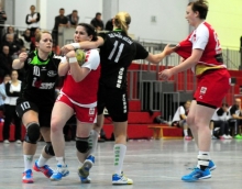 Die Saulheimerin Mira Kleinfelder (Nr. 11)  versucht sich im Multi-Tasking und hält sowohl Hanna Dankwardt (r.) als auch Anna-Lena Kempf im Griff. So lässt sich freilich ein Gegner nicht aufhalten, der FSV Mainz 05 II setzte sich gegen die SG Saulheim denn auch überdeutlich mit 42:14 durch.