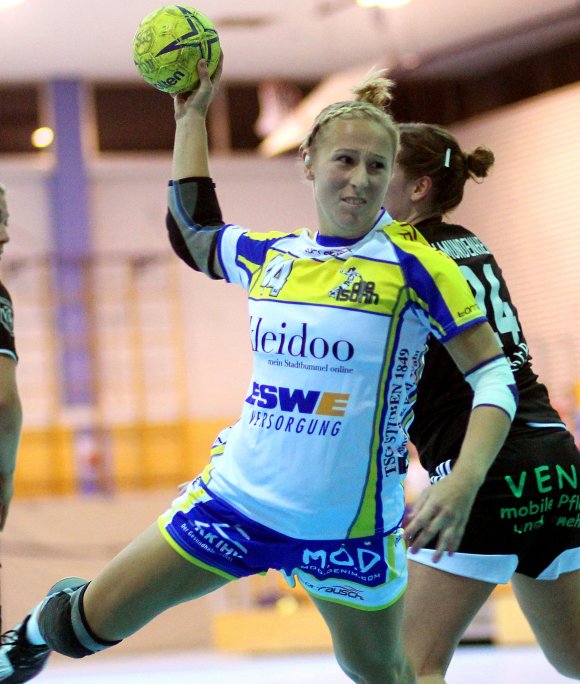 Im Drittligateam vornehmlich als Kreisläuferin eingesetzt, übernimmt Lara Leuckefeld in der Oberligamannschaft die Funktion der Allrounderin und organisiert von der Rückraum-Mitte-Position auch die Spielzüge. Gegen Roude Léiw Bascharage war sie mit fünf Treffern erfolgreichste Feldspielerin.