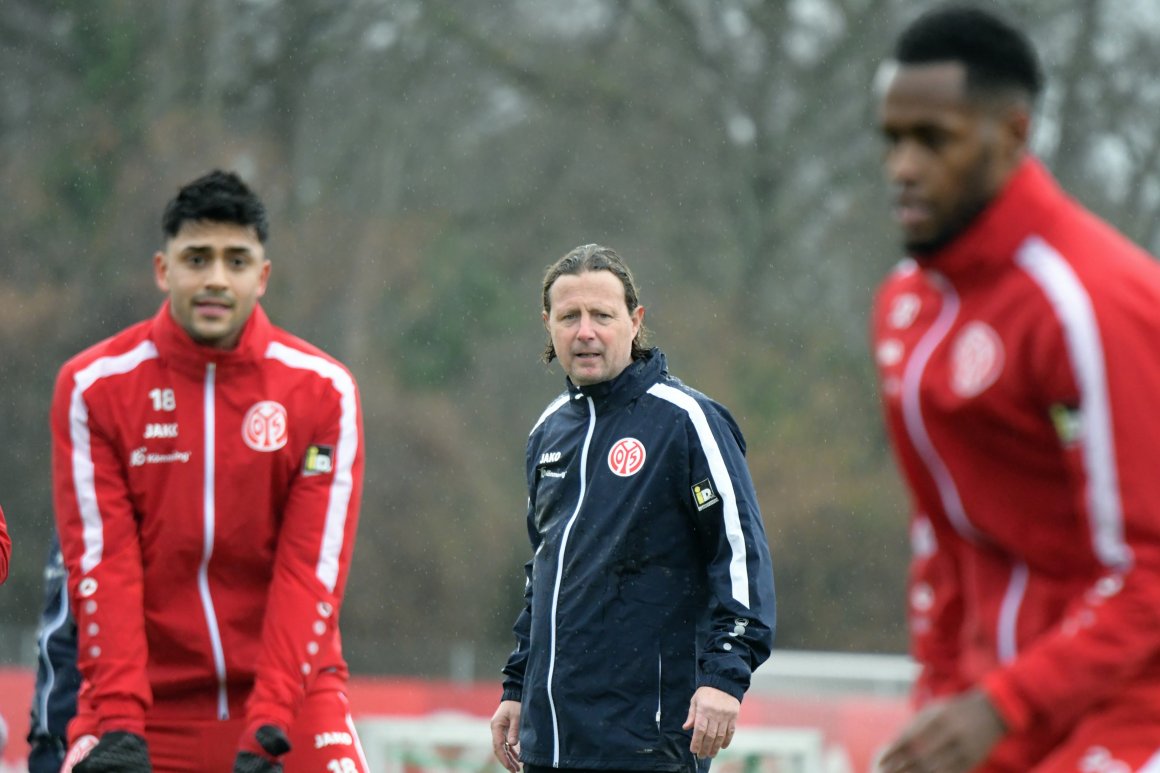 Er soll die 05er retten: Bo Henriksen (M.).