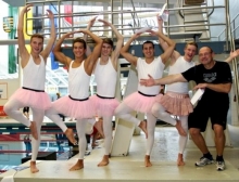 Spaß gehört zum DMSJ wie Wasser ins Becken. Und Christian Keber, Jonas Lunkenheimer, Johannes Conrad, Niklas Wiesner und Konstantin Schwenk (mit Ballettmeister Lothar Schubert) machten bei der Siegerehrung eine ähnlich gute Figur wie während des Wettkampfs.