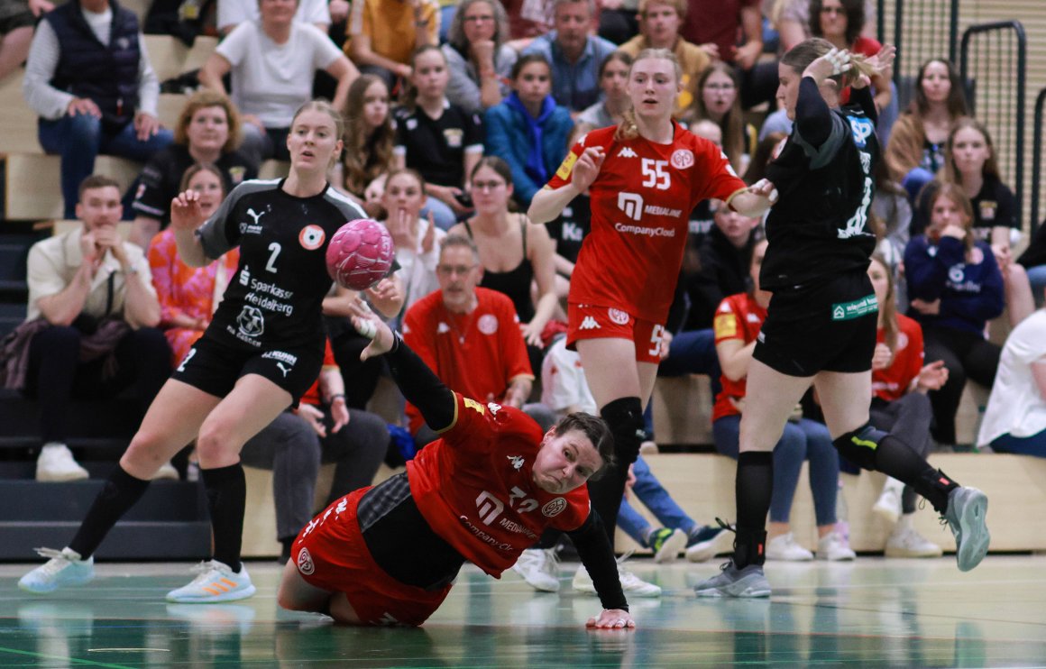 Im vorletzten Heimspiel der vorigen Saison unterlagen die 05er den Kurpfalz Bären in der eigenen Halle. Lena Thoß (beim Wurf) und Rugile Bartaseviciute wollen es diesmal besser machen als im Mai.