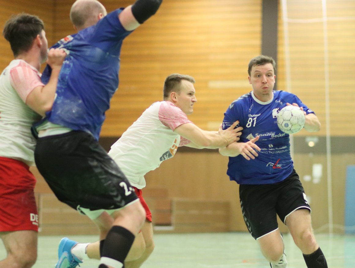 Kreisläufer Martin Schieke (2.v.l.) und Max Grethen (r.) waren mit je vier Feldtoren schon die Budenheimer Topscorer in Dirmstein, Grethen legte der HSG Eckbachtal allerdings auch sieben Siebenmeter ins Netz.