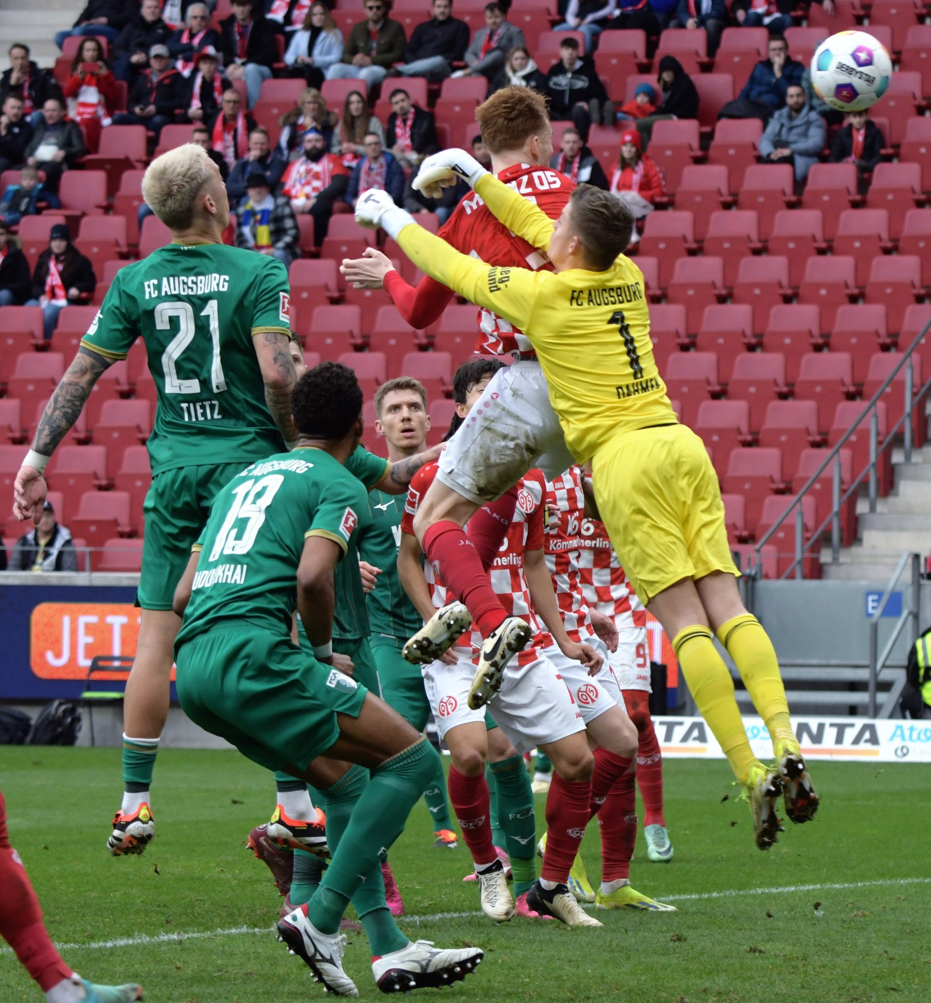 ...weil er in der 44. Minute den einzigen Treffer erzielt hatte. Finn Dahmen, der Ex-05er im FCA-Tor, sprang zu kurz.