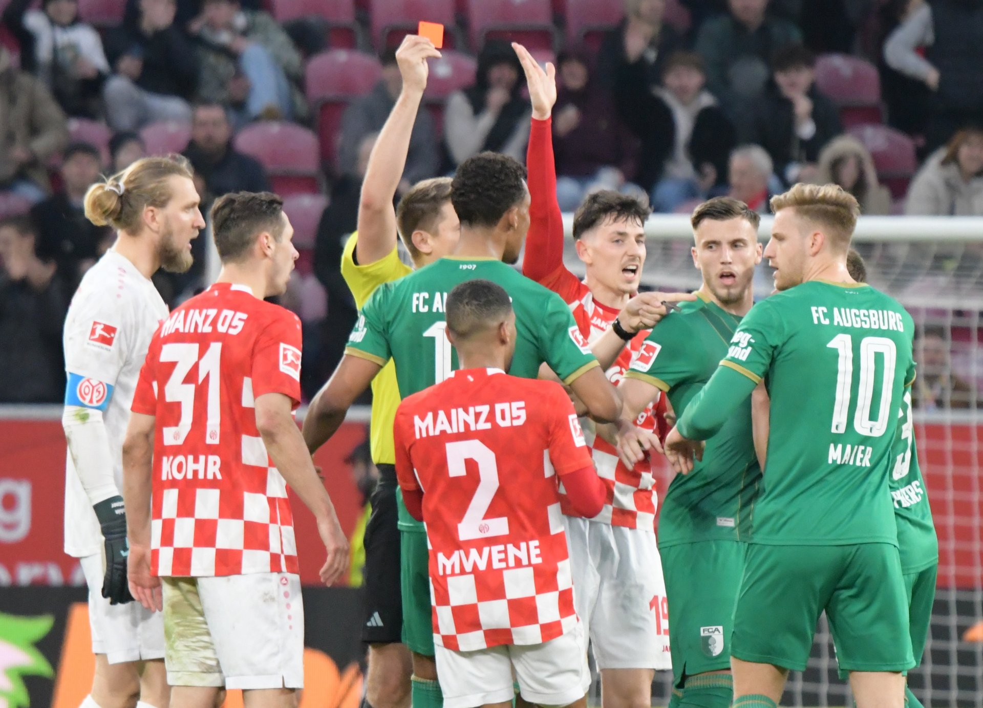 ...unf Mads Pedersen (verdeckt) sah für ein Foul am Luxemburger in der elften Minute der Nachspielzeit die Rote Karte.