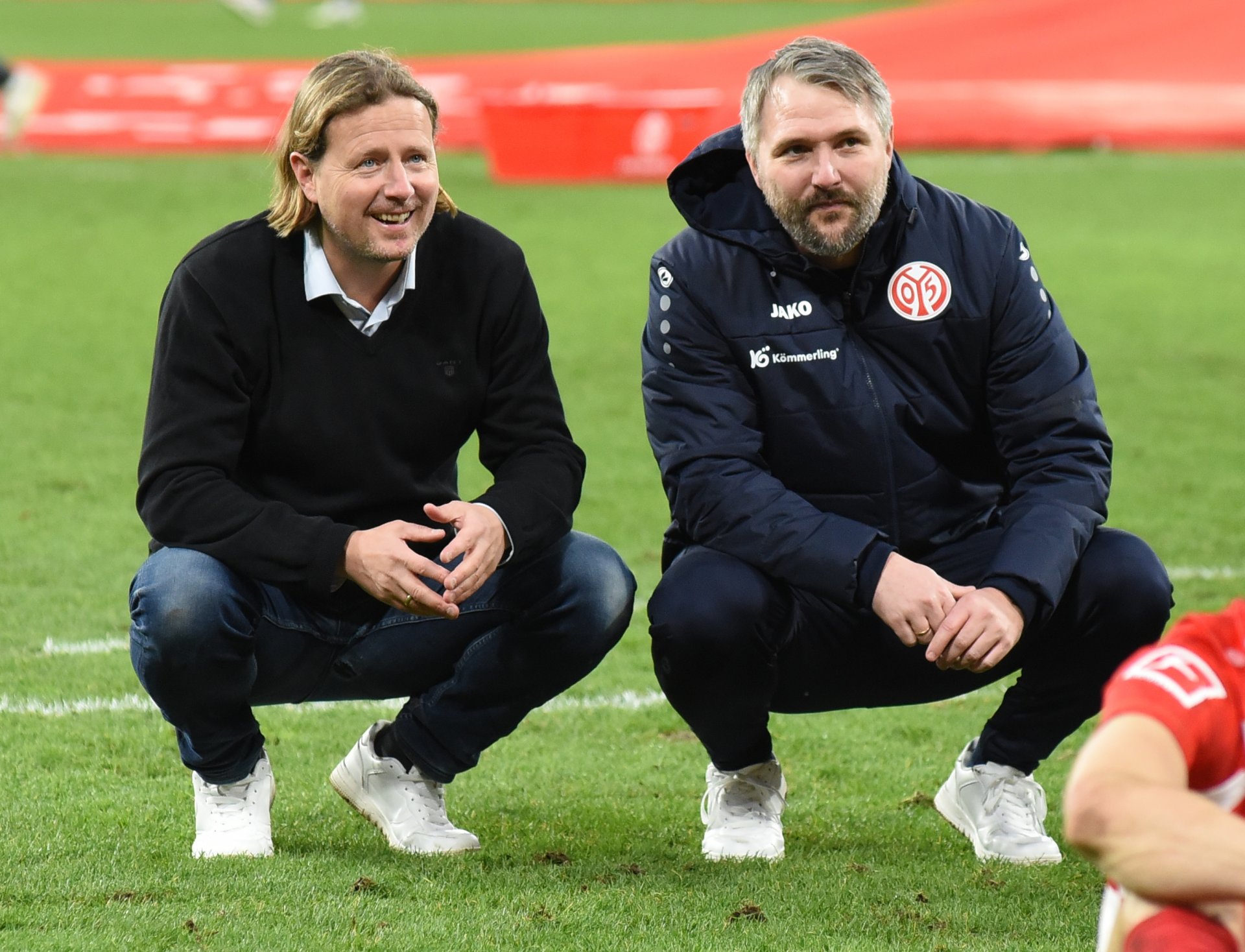 Hinsetzen! Bo Henriksen und der ebenfalls neue Kotrainer Michael Silberbauer.