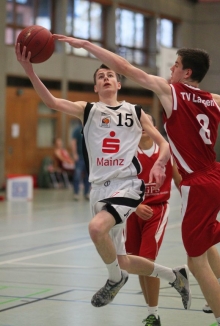 Das Schlüsselduell der Partie zwischen Justus Werner (l.) und Niklas Pons...