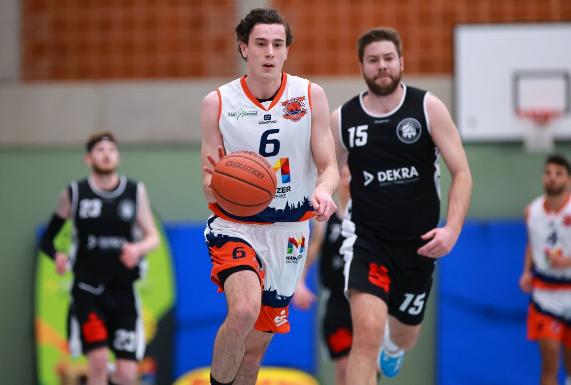 Egal ob der ASC Fastbreaks lief, wie hier Viktor Malinowsky nach eigenem Ballgewinn auf dem Weg zu einem Dunking...