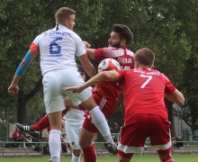 Viel näher dran am Gegner als beim 0:4 auf dem eigenen Platz waren Yannick Lehmann und Thomas Mirkes (v. r.) beim Wiedersehen mit dem SV Büchelberg. Eine Niederlage gab es dennoch erneut.