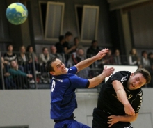 Adrian Janz (l.) hatte im Spiel der SG Bretzenheim gegen die SG Saulheim II das Nachsehen und musste schon in der ersten Halbzeit wegen einer Fußverletzung aus dem Spiel. Marco Müller folgte bald darauf mit einer verletzten Patellasehne, die Bretzenheimer hatten gegen den Vizemeister nun erst recht keine Chance.