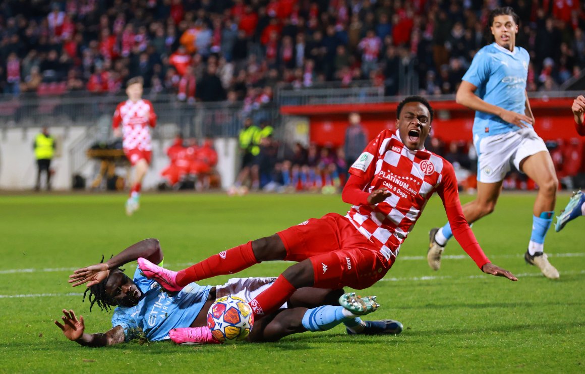 Diese Grätsche von ManCity-Kapitän Mahamadou Susoho gegen Safyan Touré wurde mit einem Strafstoß geahndet...