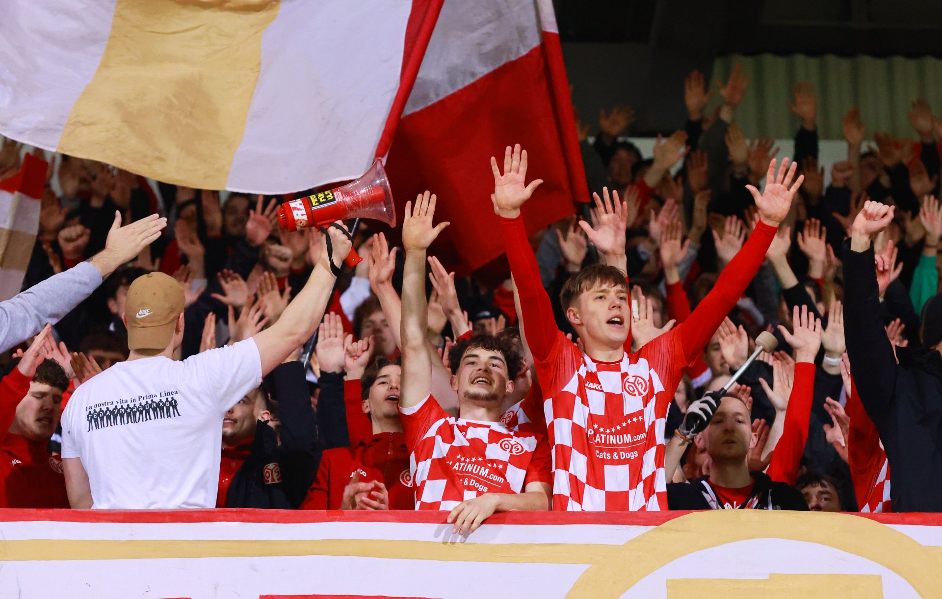 …und auf den Tribünen, wo die U-19-Spieler des FSV Mainz 05 nach ihrem 2:1-Sieg gegen Manchester City gefeiert wurden.