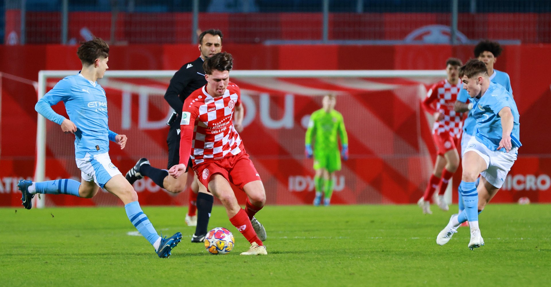 Ein Ballgewinn von Mittelstürmer Marcel Kalemba leitete das 1:0 ein…