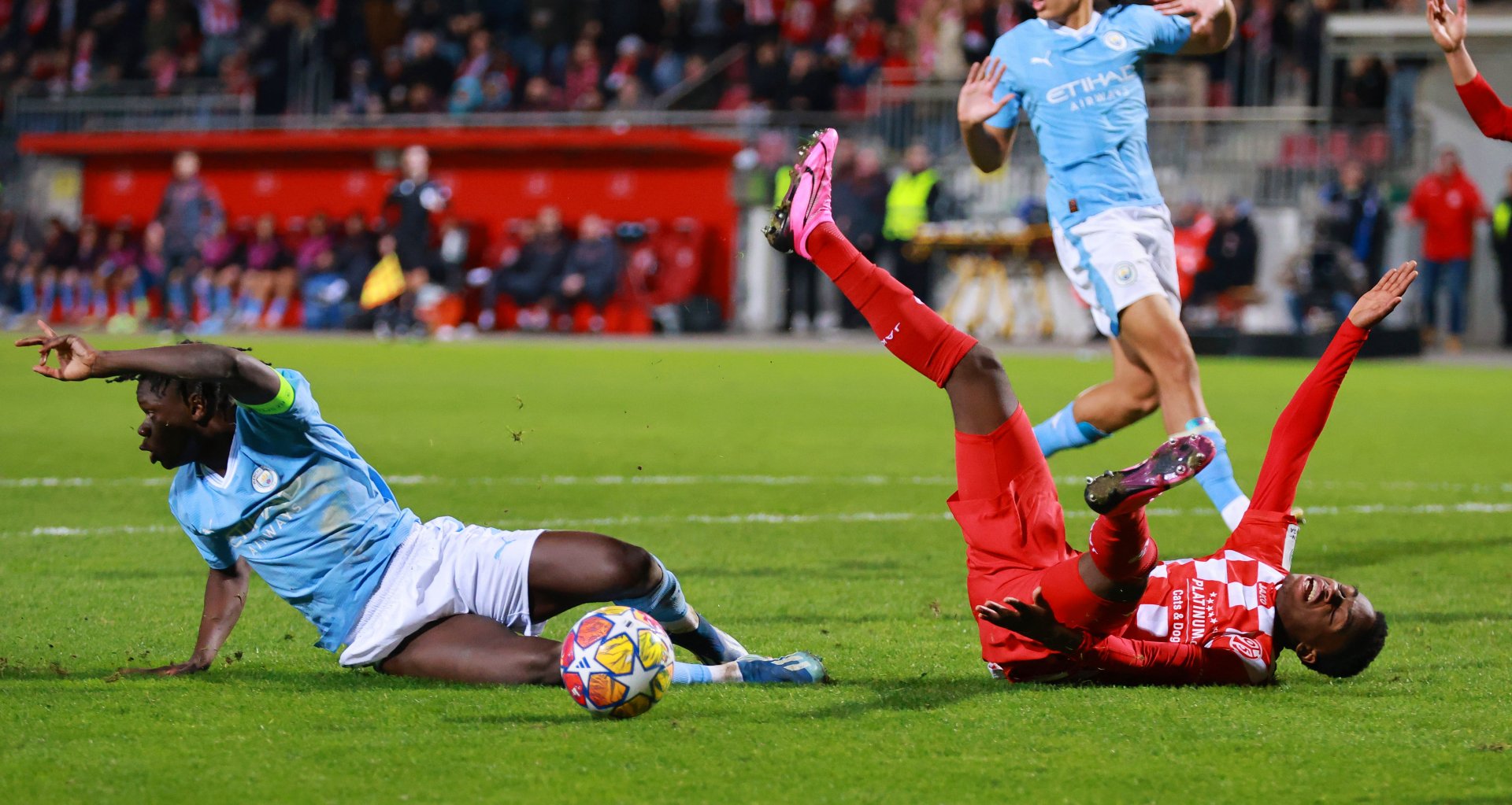 „War nix“, signalisierte ManCity-Kapitän Mahamadou Susoho, als Safyan Touré am Boden lag, doch Schiedsrichter Attila Karaoglan sah es anders, zeigte auf den Punkt und dem Innenverteidiger die Gelbe Karte.