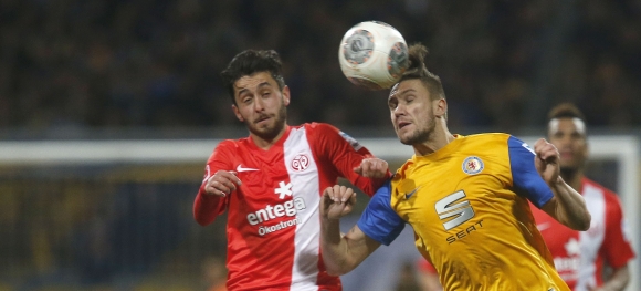 Yunus Malli (l.) begann stark in der ungewohnten Rolle des einzigen Stürmers, tauchte irgendwann aber ab.