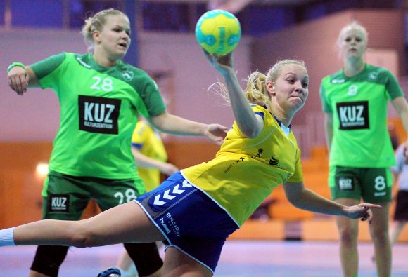 Katrin Krebühl war mit sechs Feldtoren erfolgreichste SG-Schützin gegen den TV Bodenheim, Lina Sinsel kann sie nicht aufhalten. 