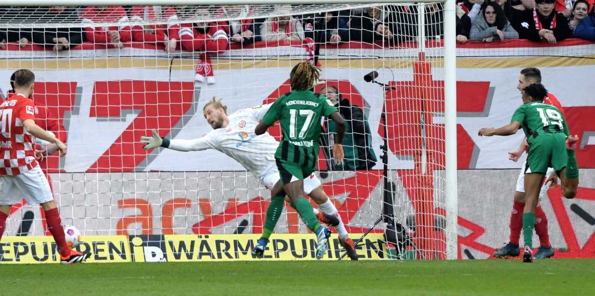 Da war’s passiert: Nathan Ngoumou (Nummer 19) köpft den Ball zum 1:1 ein.