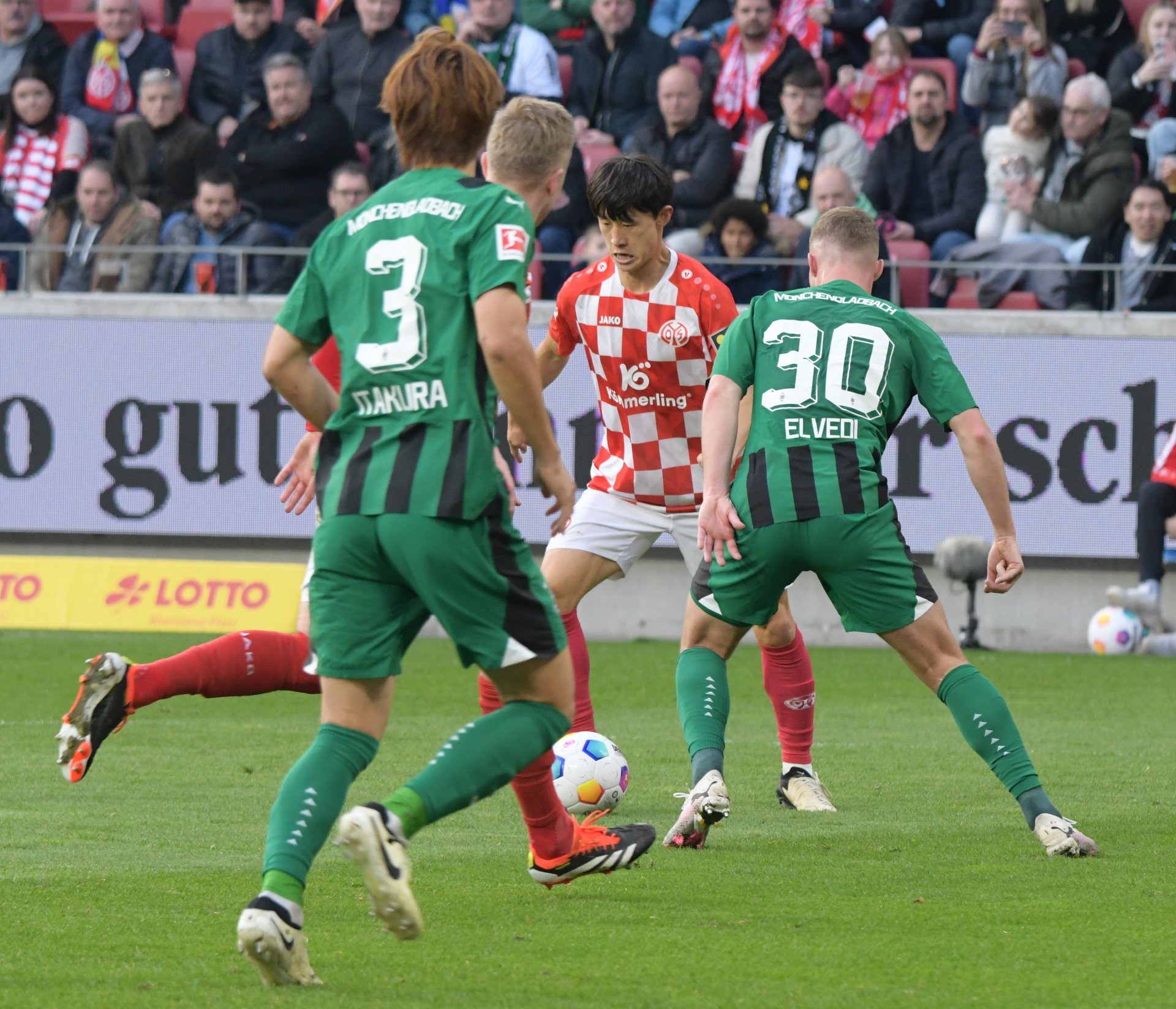 ...den Jae-sung Lee mit einem Pass auf Jonathan Burkardt fortsetzte und der Stürmer...