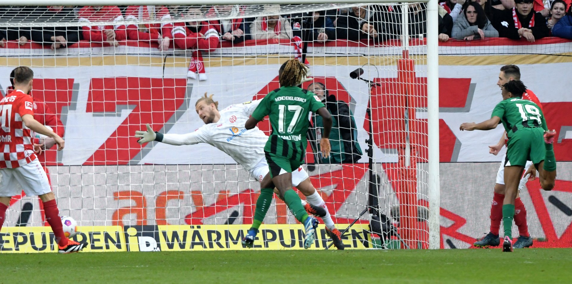 ...führte zum Konter, der Nathan Ngoumou unbedrängt den Kopfball zum Ausgleich ermöglichte.