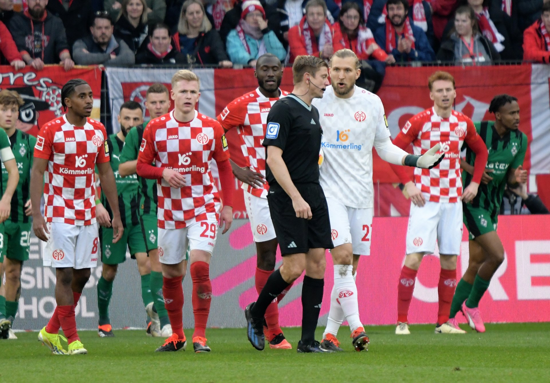 Die Diskussionen mit Schiedsrichter Robert Schröder nach dem 1:1 hätten sich Robin Zentner und seine Kollegen sparen können. Mit der Annahme, Leandro Barreiro sei beim Ballverlust gefoult worden, lagen sie falsch.