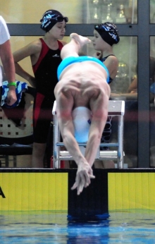 Niklas Wiesner war über 100 Meter Brust so schnell, dass er die Wenden nicht vernünftig hinbekam.