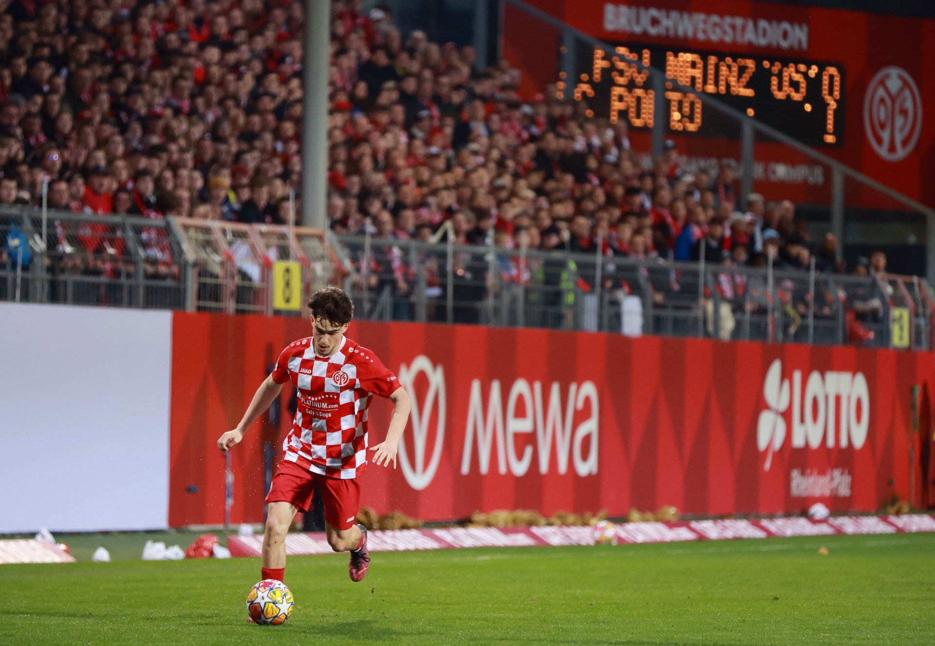 Zum dritten Mal liefen Justus Götze und die U19 des FSV Mainz 05 am Mittwochabend im ausverkauften Bruchwegstadion auf…