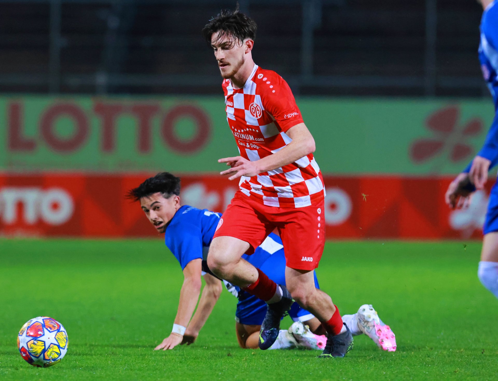 Defensiv standen die 05er eigentlich nicht schlecht, an drei Gegentoren waren sie allerdings aktiv beteiligt. Innenverteidiger Stjepan Pavisic mit einem Pass in des Gegners Fuß vor dem 0:3... 