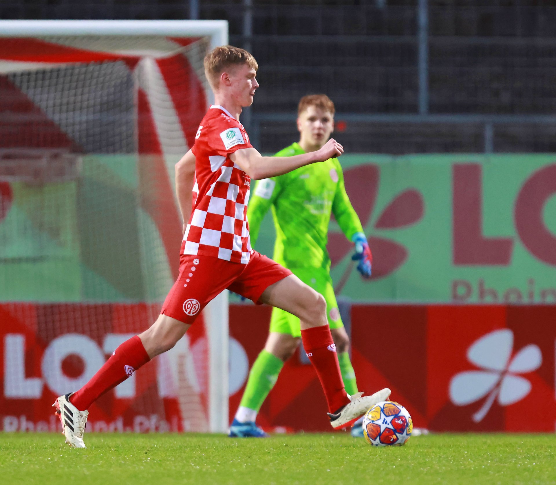 ...sein Nebenmann Emanuel Marincau mit einem Ballverlust im Spielaufbau, der zum 0:2 führte...