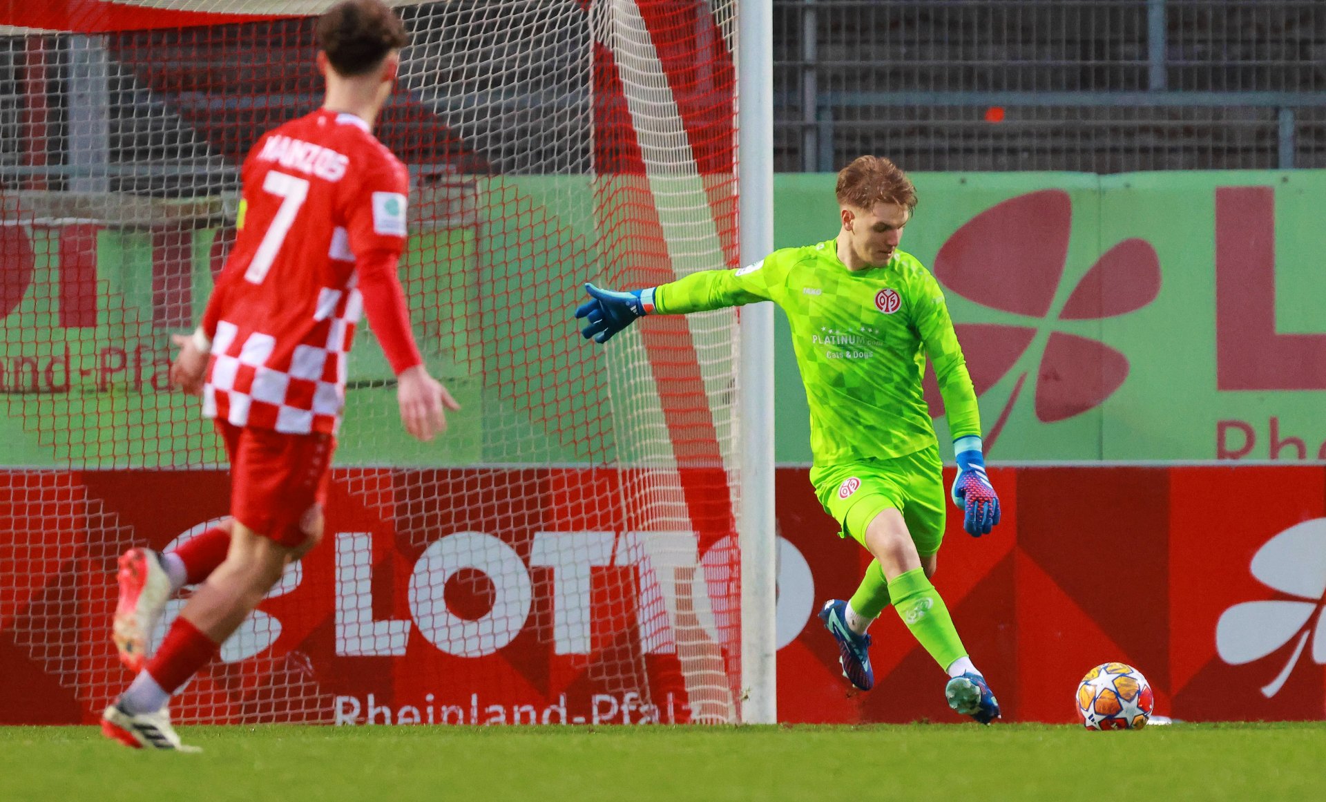 ...und zum 0:1 wehrt der in vielen anderen Szenen stark parierende Louis Babatz unglücklich ins Tor ab.