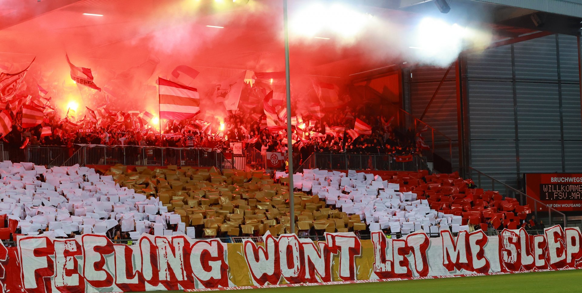 Der Stimmung auf den Tribünen tat die Niederlage keinen Abbruch. Die Fans feierten die ersten Mainzer U-19-Spieler, die es ins internationale Geschäft geschafft hatten, trotz des Ausscheidens wie Champions.
