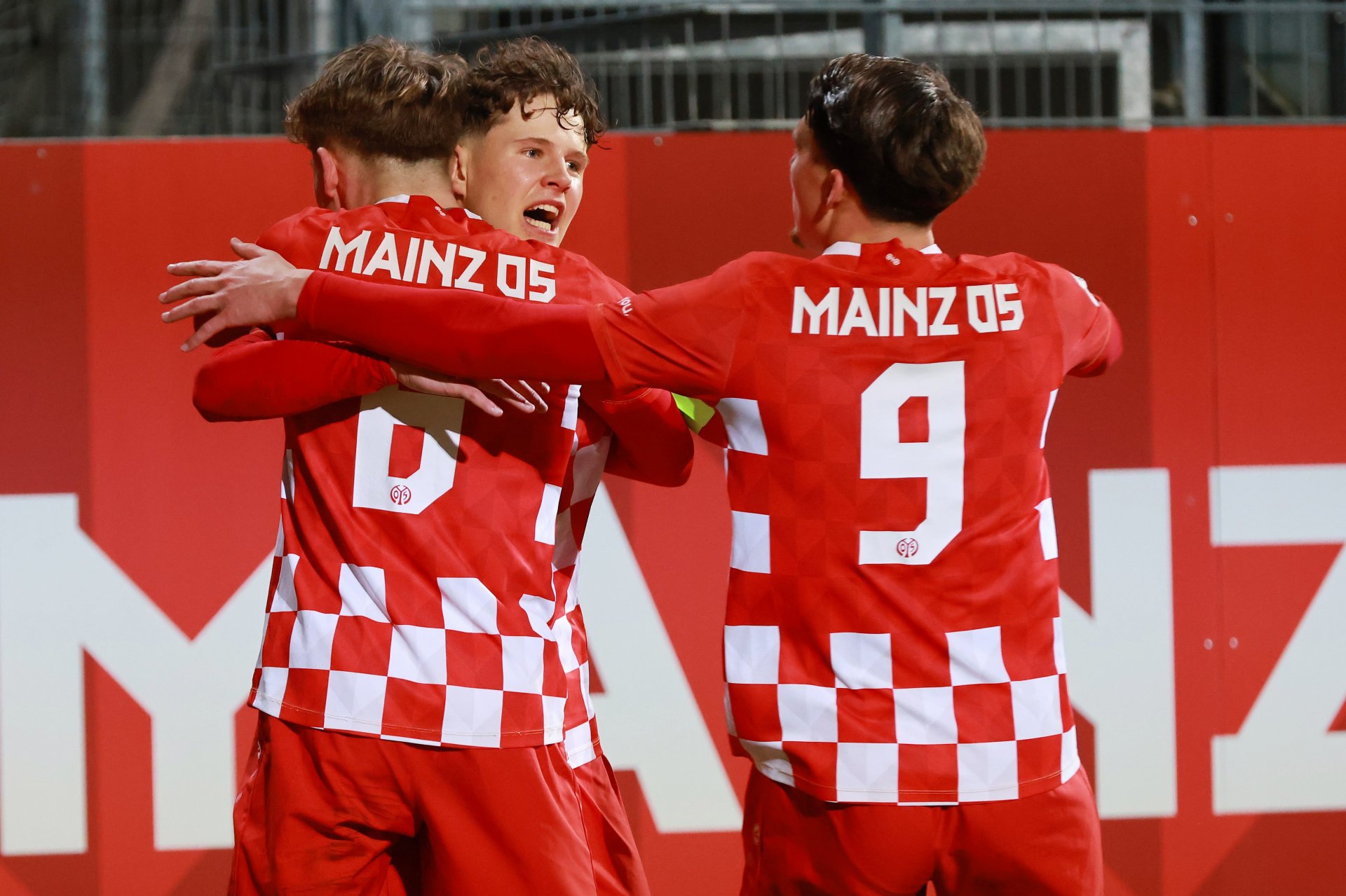 Und dann kamen die großen Namen an den Bruchweg. Den FC Barcelona schlugen die Mainzer durch Tore von Daniel Gleiber zum 1:0...