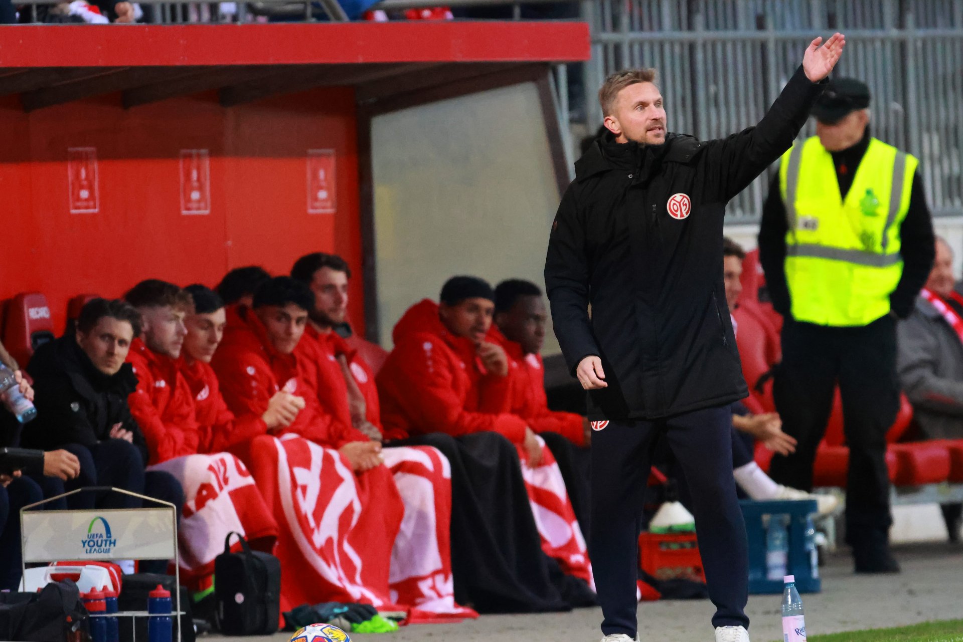 Für Trainer Benjamin Hoffmann endete mit dem Porto-Spiel seine Zeit bei der U19. Der Fußballlehrer, der das Team in der vorigen Jahr zur Deutschen Meisterschaft geführt hatte, ist schon seit Januar für die U23 zuständig, betreute seine alte Mannschaft aber weiterhin auf europäischer Ebene.