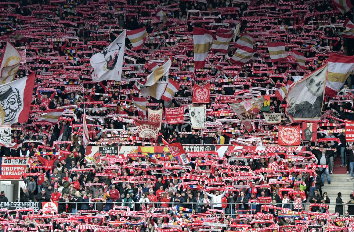 Auf ein volles Stadion und durchgehende Unterstützung von den Fans hofft 05-Trainer Bo Henriksen am Samstag.