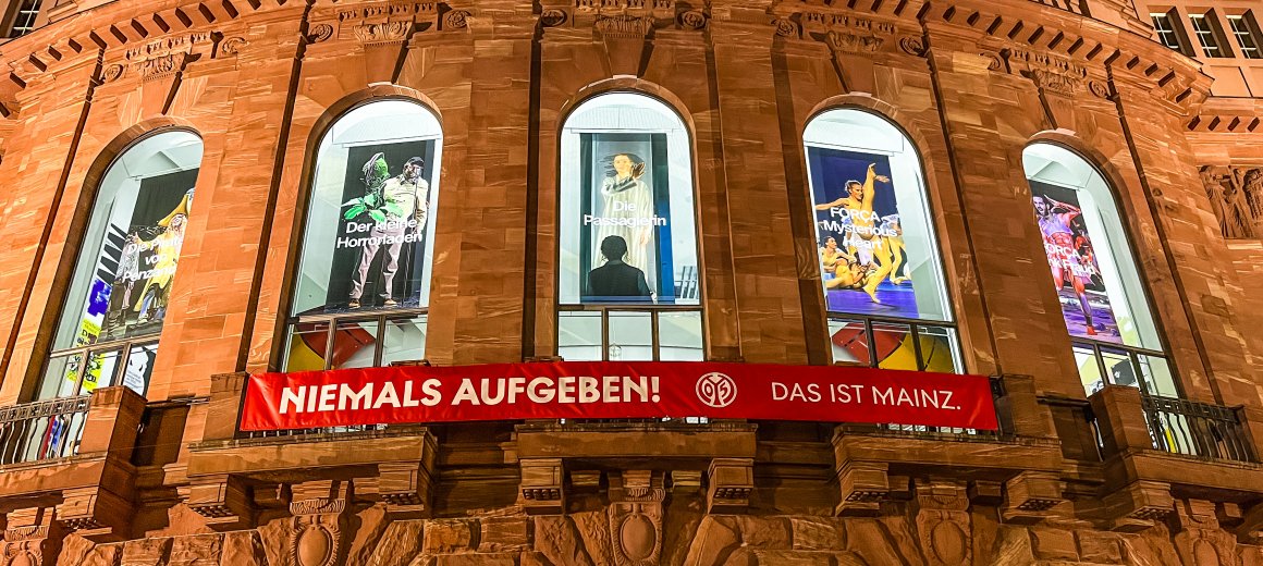 Die Botschaft für den Saisonendspurt der 05er prangt auch am Staatstheater.